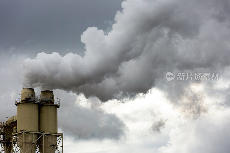 工业污染，来自工厂的烟雾，背景与复制空间