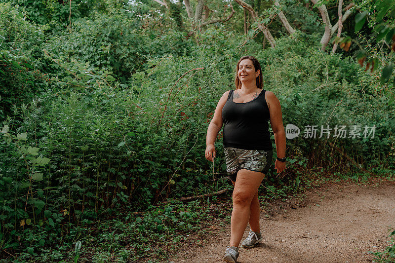 在小路上徒步旅行的女人