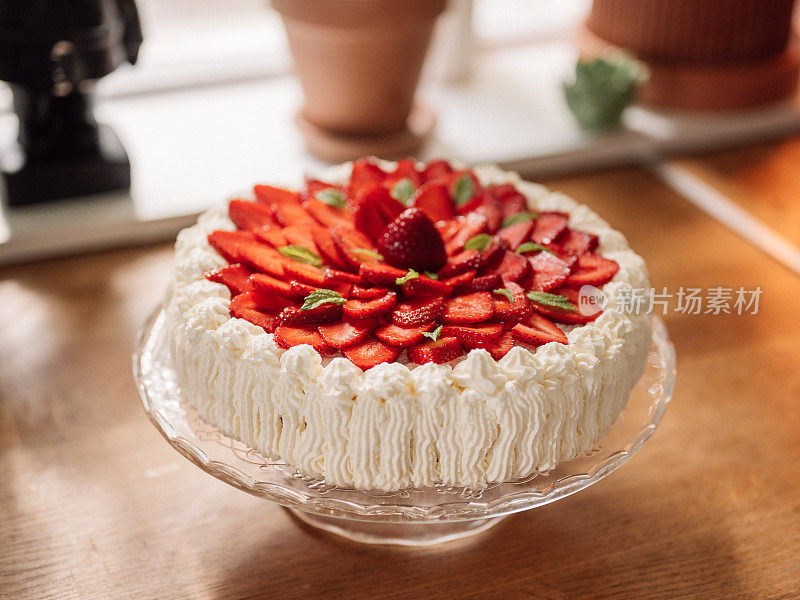 草莓蛋糕在室内厨房典型的奶油蛋糕