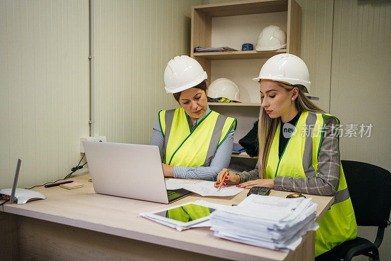 办公室里的女建筑工程师