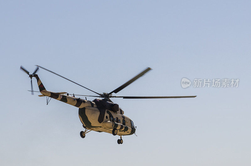 Mi-17运输直升机正在飞行中