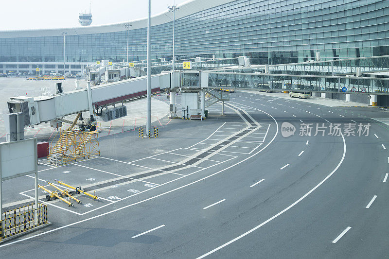 内部道路、旅客登机桥和机场候机楼