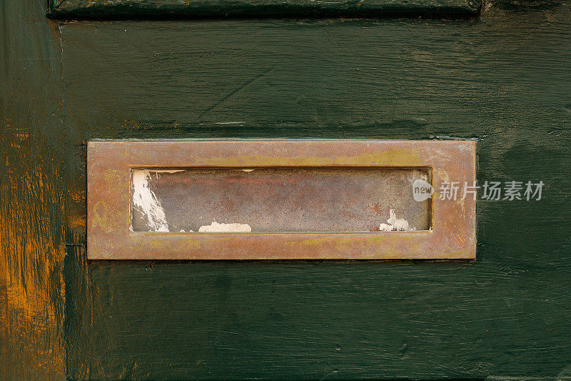 绿色门上的旧信箱