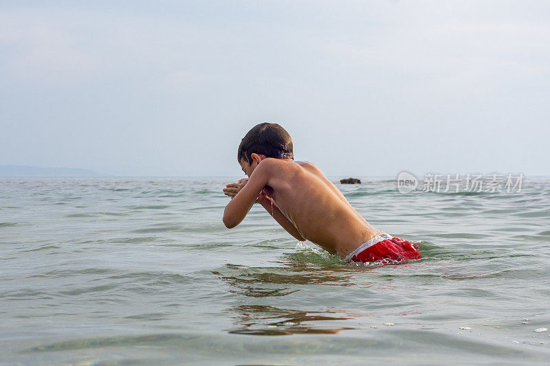 男孩夏天的乐趣在海上