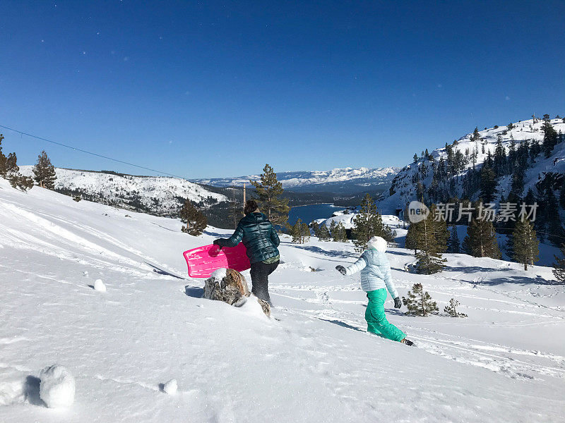 一家人在加州特拉基驾着新鲜的雪橇