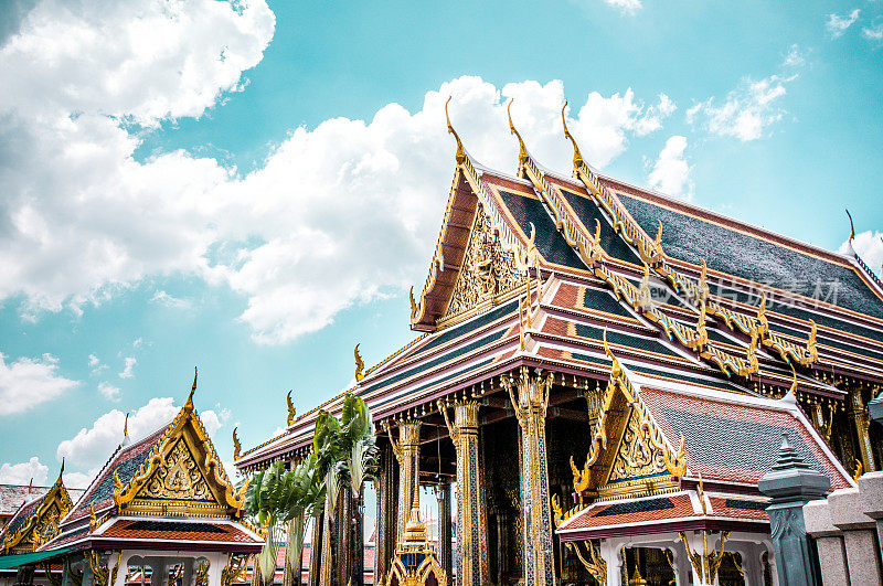 泰国玉佛寺的金色庙宇的屋顶