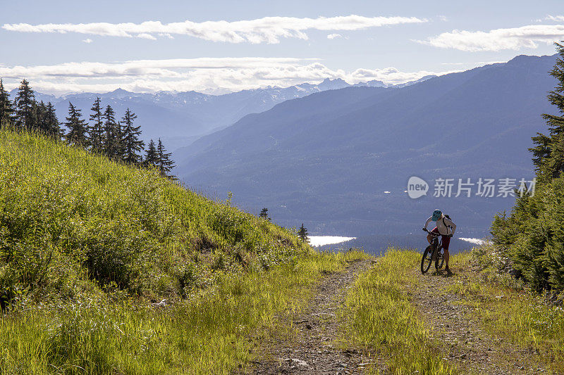 女性山地电动摩托车骑上高山公路