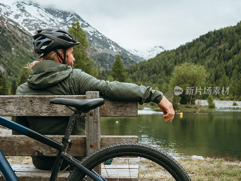 山地自行车手在湖边休息