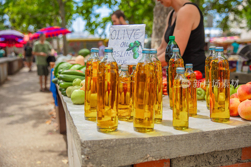市场摊位上的瓶装橄榄油