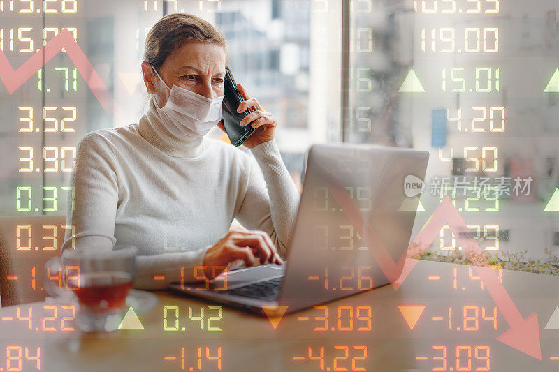 在现代办公室工作的女商人。技术价格图表和指标，红和绿烛台图表和股票交易电脑屏幕背景。双重曝光。交易员分析数据