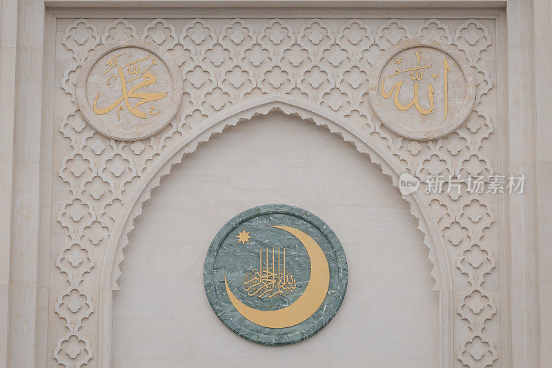 观清真寺传统尖塔装饰，是清真寺鲜明的建筑特色。清真寺的外部装饰