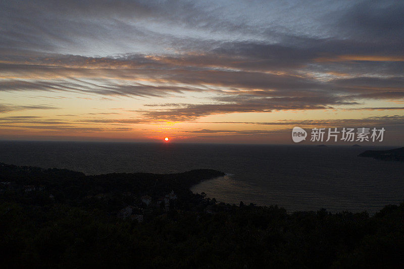 令人惊叹的日落鸟瞰海面