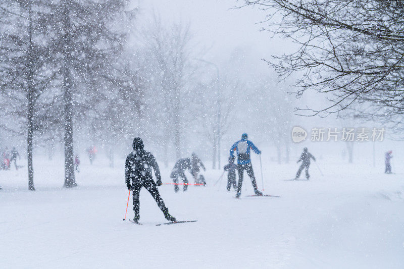 拉脱维亚里加公园里的滑雪者