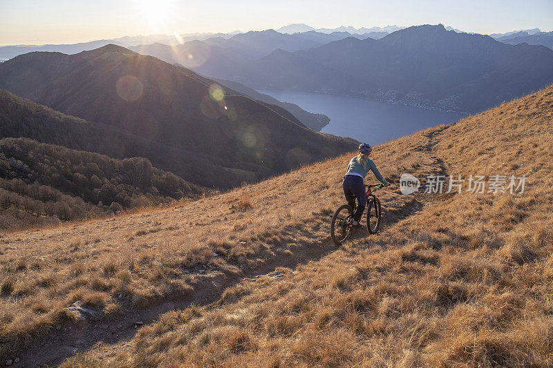 女山地自行车骑下草山脊在日出