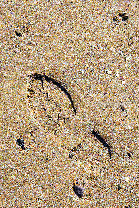 海边沙滩上的一个鞋印