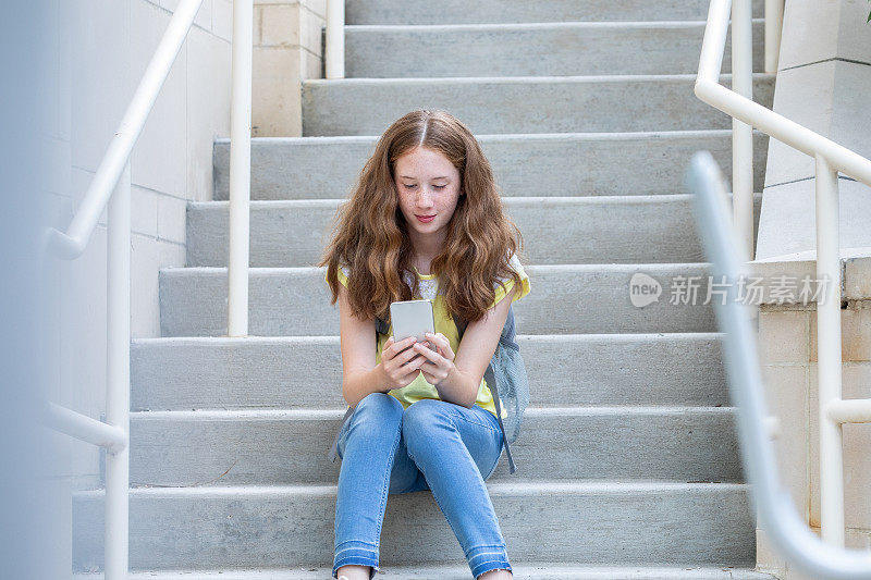 十几岁的小女孩用智能手机与同龄人交流