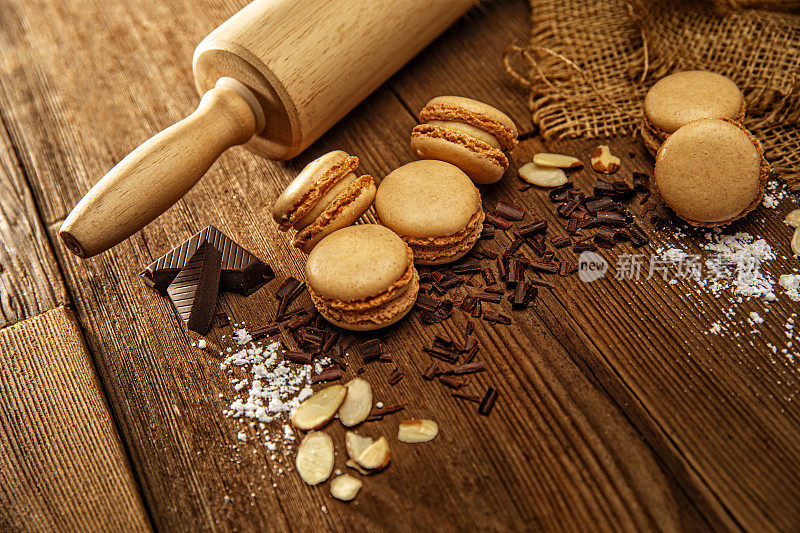 杏仁和巧克力杏仁饼干，甜糕点在复古木材背景