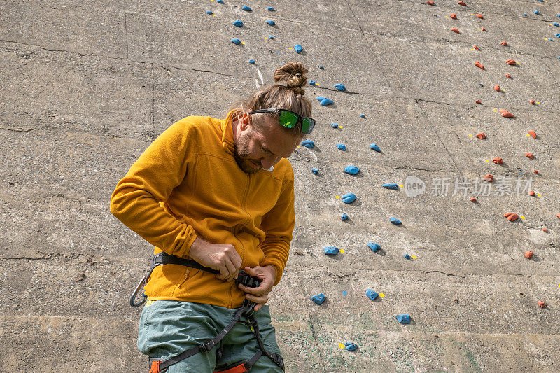 瑞士，一名男子准备爬上混凝土大坝