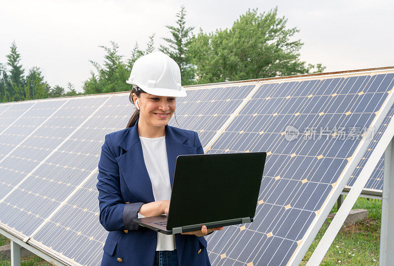 女经理工程师İn安全帽平板检查太阳能电站太阳能电池板系统的操作