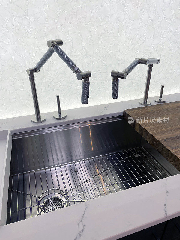 形象的碳铰接式厨房搅拌机在现代家庭厨房不锈钢水槽中注入了现代设计元素
