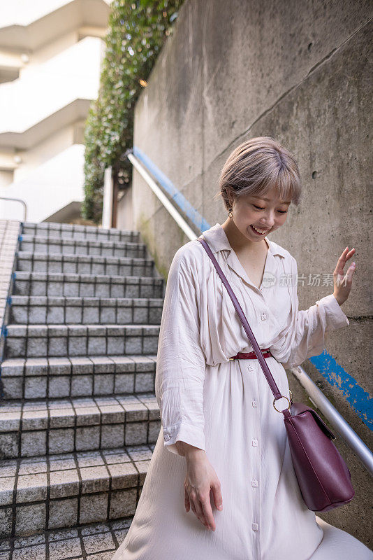 年轻女子走下楼梯