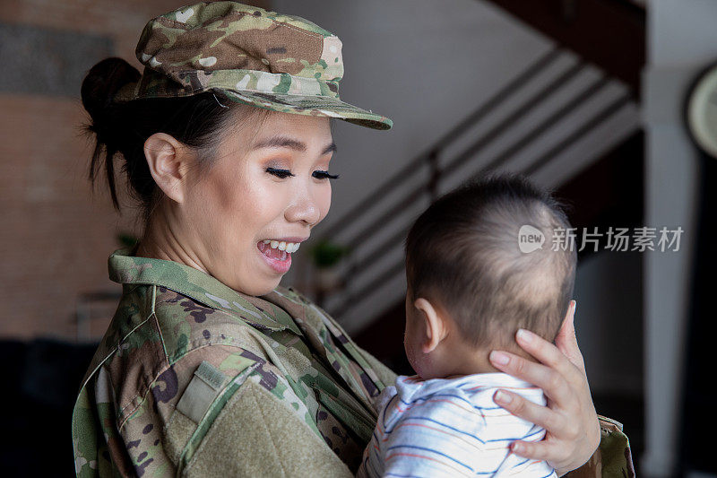 一名年轻的女兵在服兵役前与刚出生的儿子有了亲密的时刻