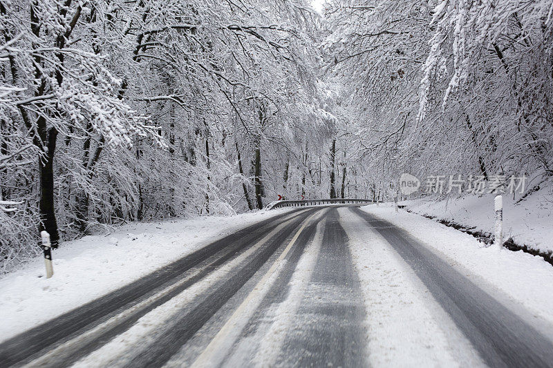 穿过森林的白雪覆盖的道路