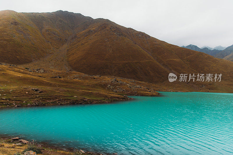 图奎斯冰川湖在中亚山区的风景