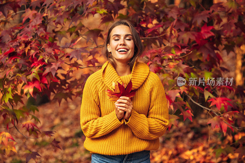 一个美丽女孩的秋天照片