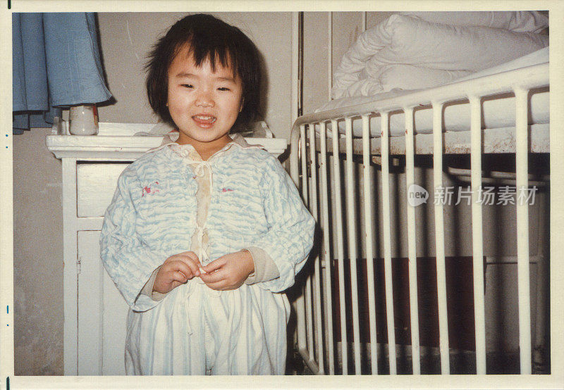 80年代中国医院病房里的小女孩照片