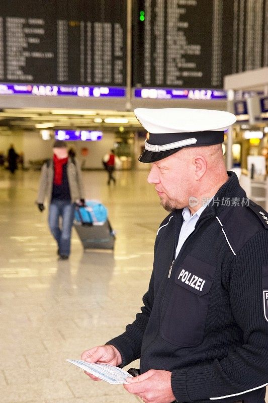 一名警察在机场控制乘客