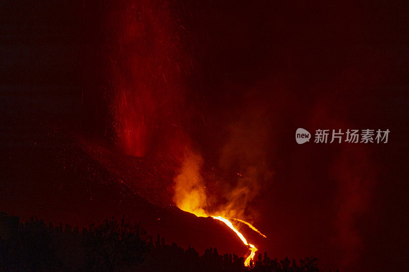 康伯利维亚火山爆发。火山锥和火山炸弹在晨曦中爆炸。