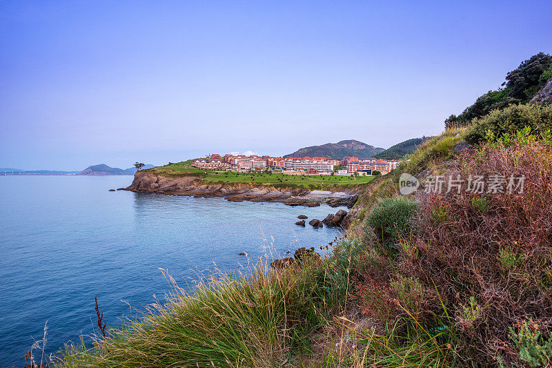 比斯开湾卡斯特罗乌尔迪亚雷斯镇的风景