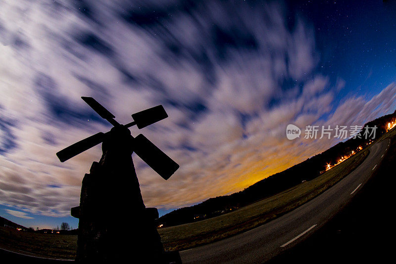 夕阳下的老风车和壮观的云景