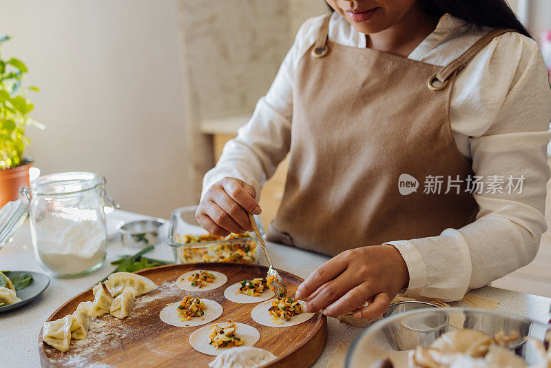 一个匿名的女人在厨房里准备健康的饭菜