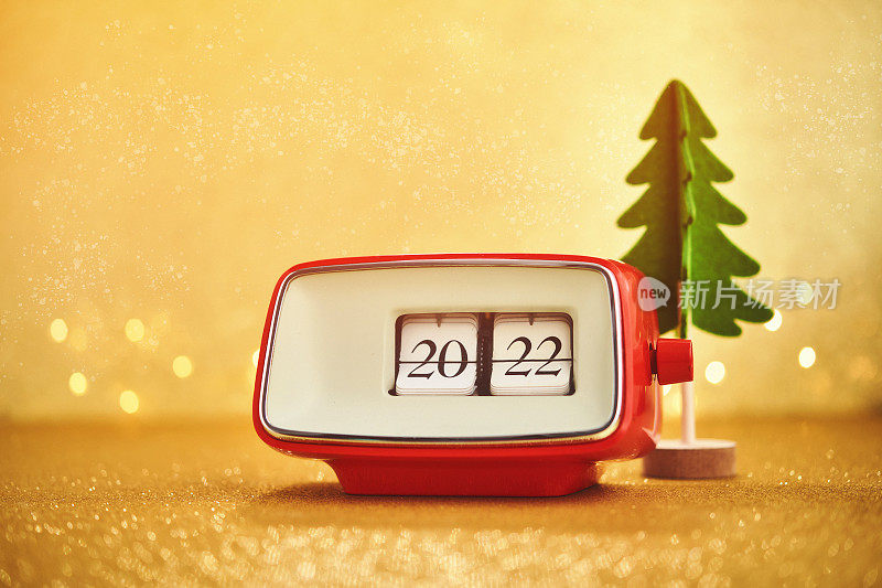 新年快乐概念。新年背景与时钟显示2022年和小圣诞树