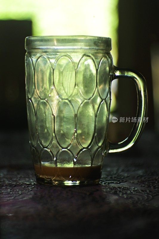 空的玻璃杯子。用于饮料容器的玻璃。一个喝光了酒的空杯子。
