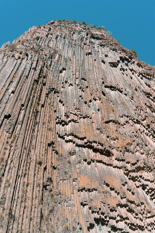 在亚美尼亚山区的一块岩石上画了一幅不寻常的石头。