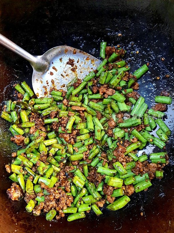 炒菜用炒牛豆配猪肉末。