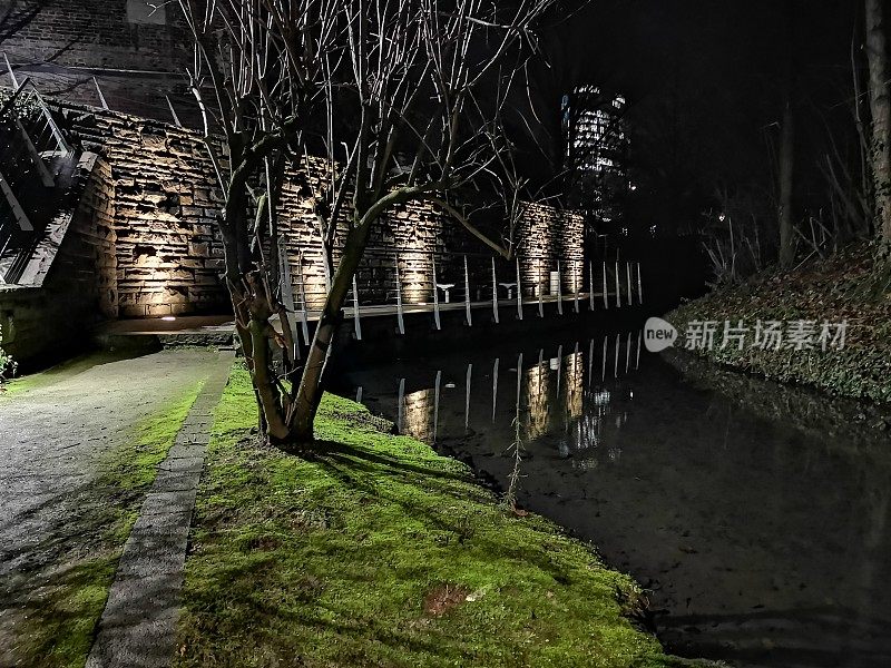 在杜塞尔多夫中部，冬天的杜塞尔多夫河旁，一个浪漫的发光点