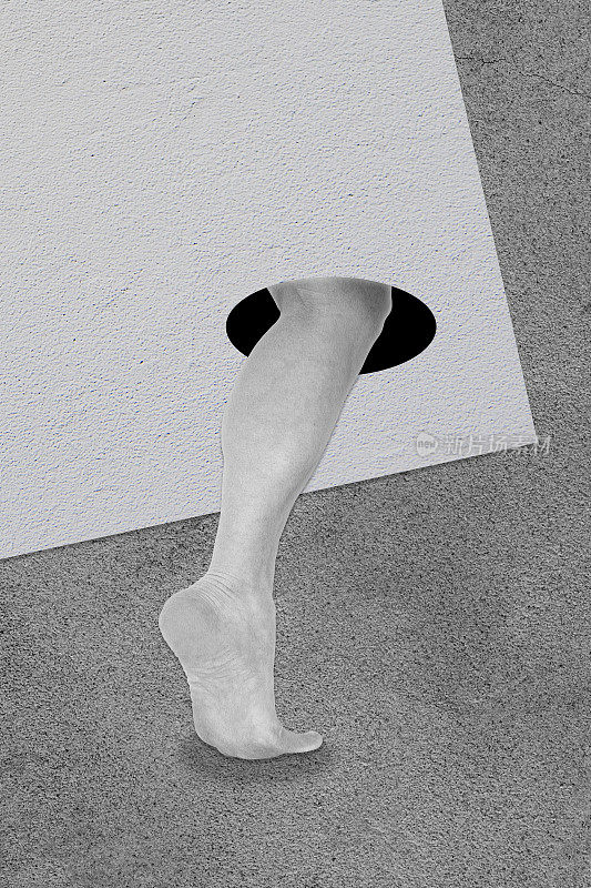 超现实风格的人类腿拼贴画。具有足部现代创意概念形象。电子杂志的文化。当代艺术海报。超现实主义的设计。时髦的极简主义。腿伸出墙外。