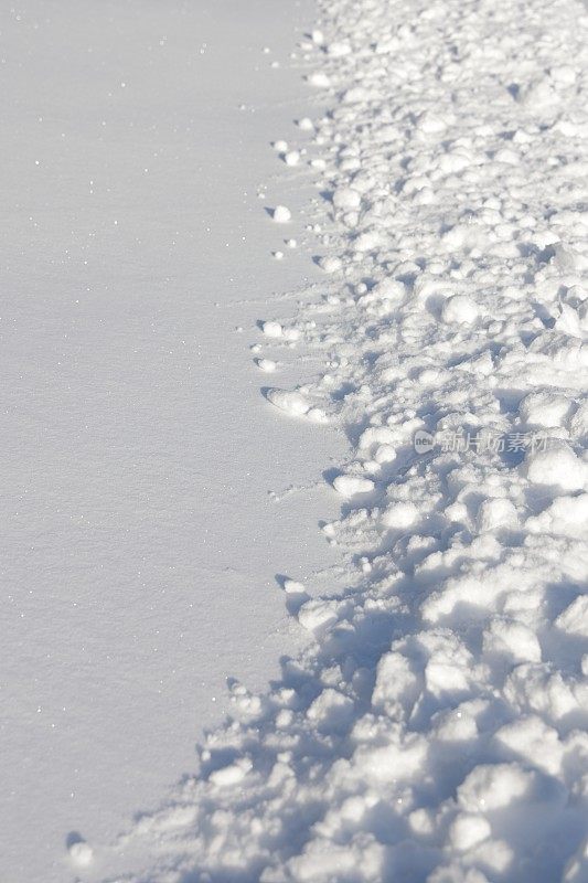 在加拿大，平滑的和被扰乱的雪的痕迹