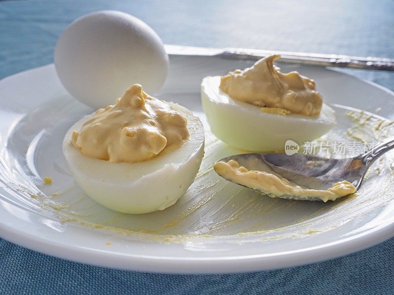 准备的魔鬼鸡蛋，蛋黄，蛋黄酱和芥末混合填充到蛋清一半