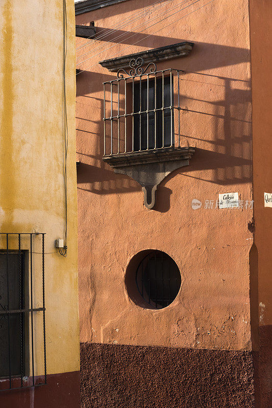 墨西哥圣米格尔德阿连德，殖民风格房屋的阳台和窗户