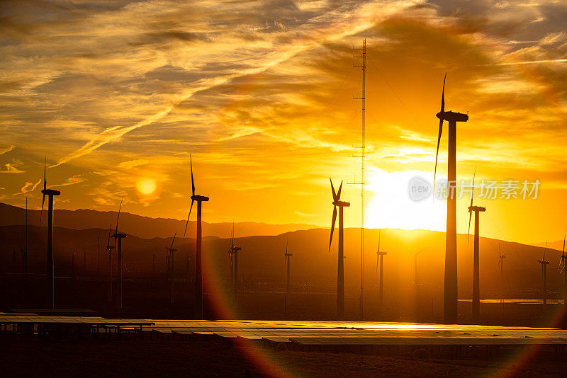 太阳电池板和风车的日出视图在棕榈泉加利福尼亚