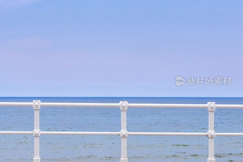 从圣洛伦佐海滩海景，海滨长廊Gijón，西班牙。