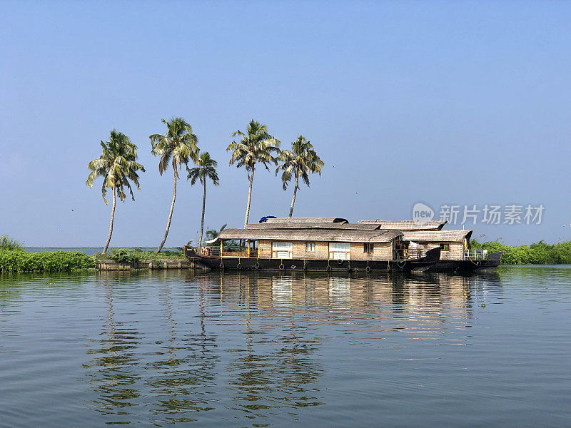 印度南部，河上的船屋