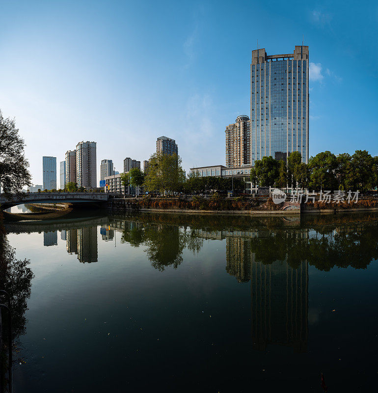 在一个阳光明媚的下午，城市天际线靠近成都廊桥