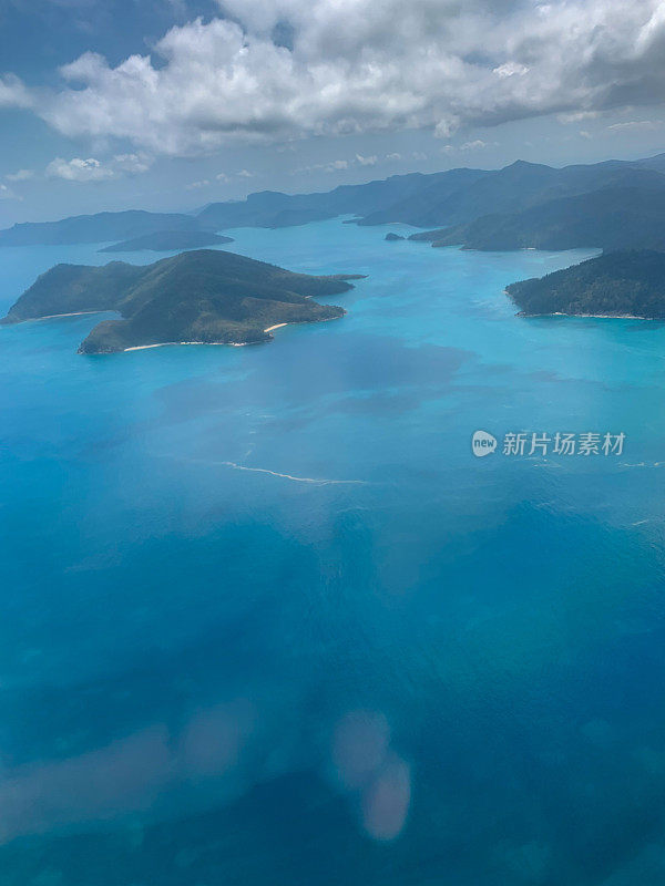 从澳大利亚墨尔本机场飞往汉密尔顿岛的鸟瞰图