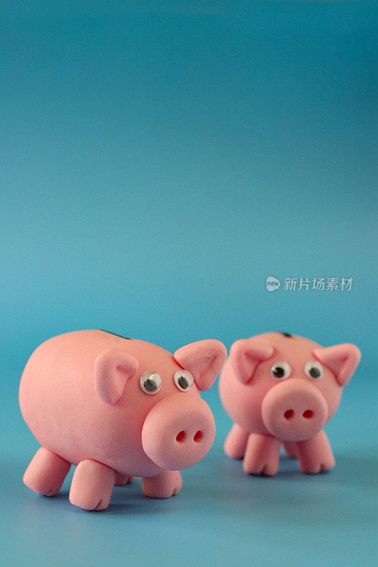 特写图像的小猪银行看相机，蓝色背景，家庭财务和储蓄的概念，拷贝空间